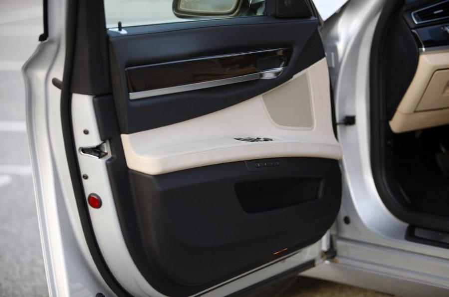  BMW 740Li 2011 года  (фото 14 из 48)